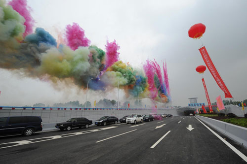 Yangtze River tunnel open for traffic