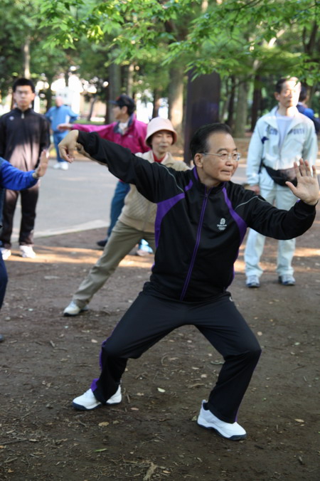 Wen exercises with Japanese in Tokyo