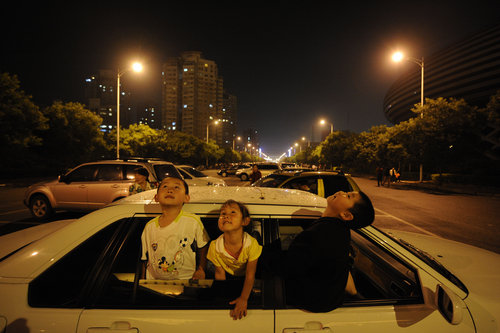 Spend the night on street after quake in N China