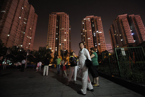 Spend the night on street after quake in N China