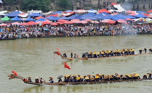 Ethnic Dragon Canoe Festival held in SW China