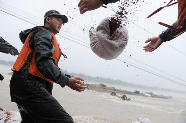 Dyke breach repair under way in Anhui