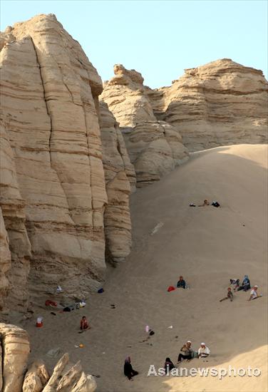 Hot sand treatment popular in Xinjiang