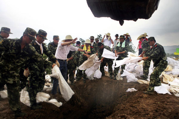 Ant hole wiped out to protect levee in E China