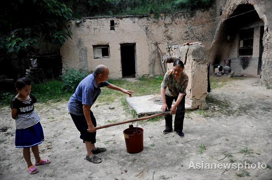 Elderly feel cozy in cave-style houses