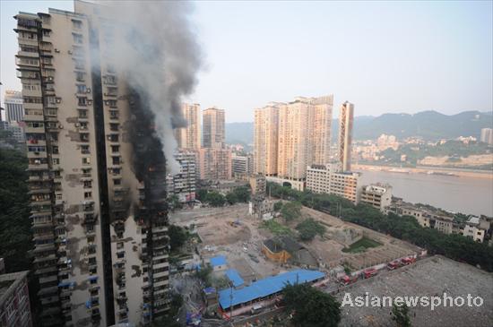 Fire engulfs residential building in Chongqing