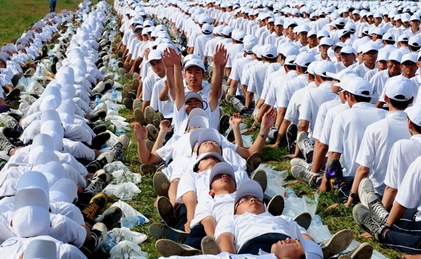 Human dominos break Guinness record in N China