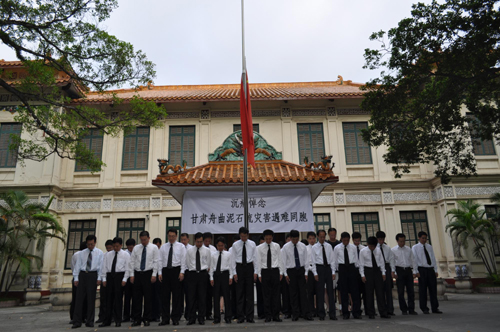 China in silent tribute to mudslide victims