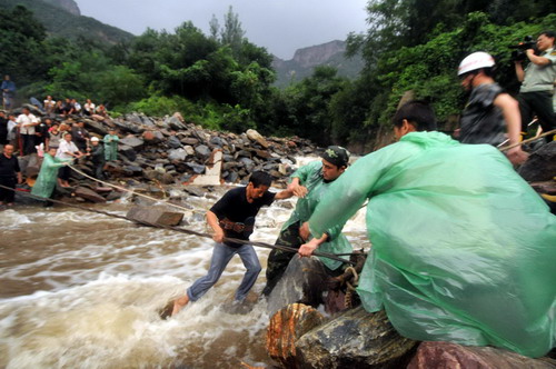 126 tourists rescued after landslide in Henan