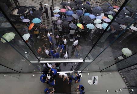 Massive crowds turn out for iPad launch