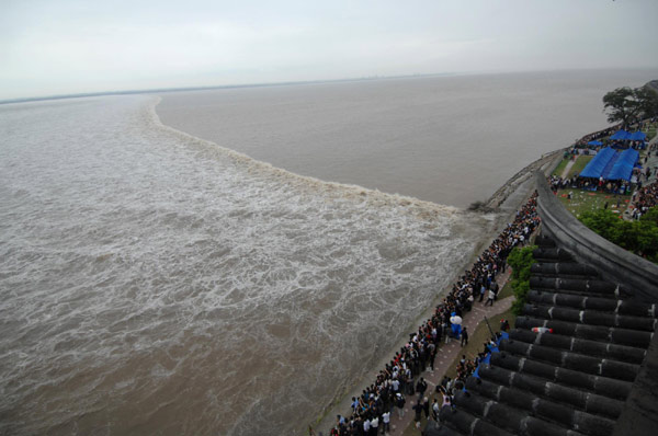 Tidal waves along Qiantang River