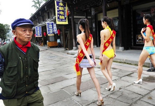 Bikini girls stroll along Chengdu street