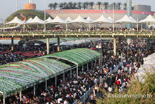 Record number of visitors swarm into Shanghai Expo site