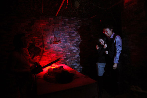 Holloween haunted house caters to Chinese visitors