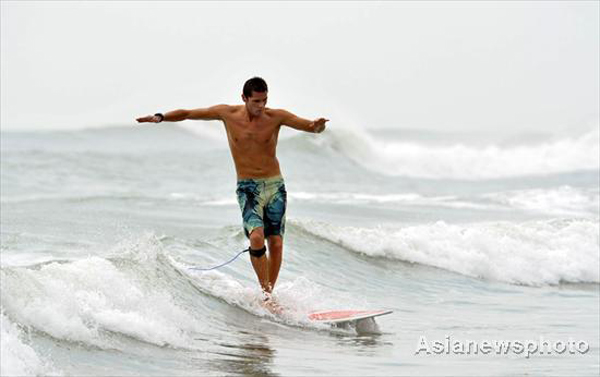 Surfers show skills in Hainan