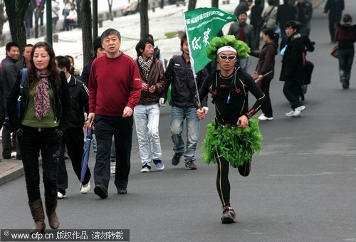 Hangzhou runner carries low-carbon message