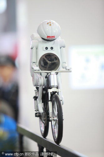 Robotic Murata Boy cycles into Hi-Tech fair