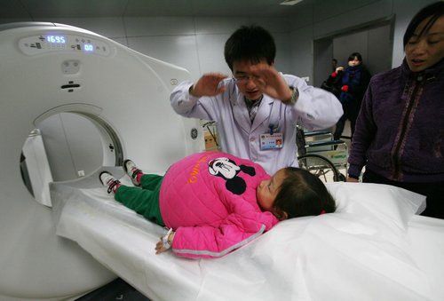 Little girl with 106cm stomach seeks cure