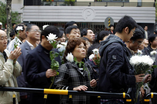 Shanghai mourns victims of apartment blaze