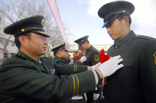 Soldiers bid farewell to military service