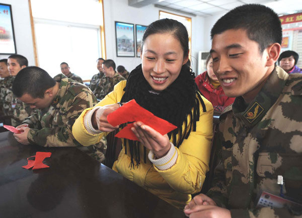 Soldiers make paper-art to salute the new year