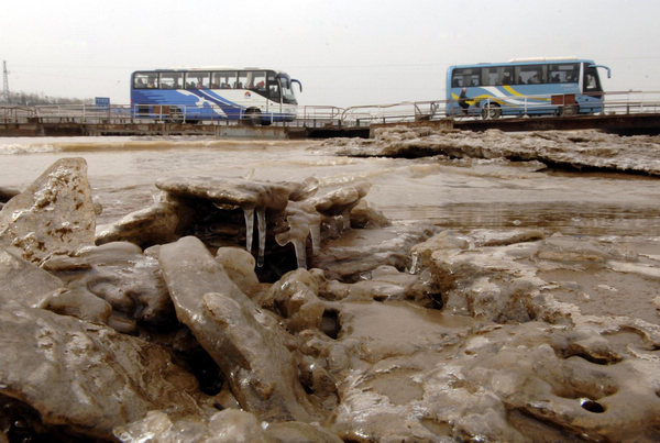 Yellow River freezes up