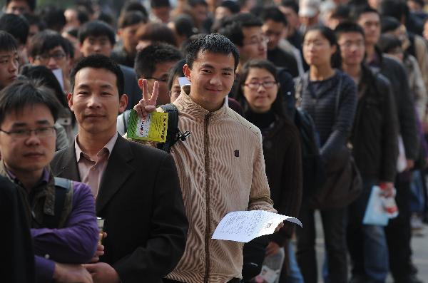 Public servant exam draws 100,000 candidates