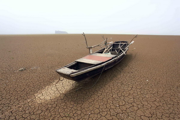 Lake in E China dry after less rain