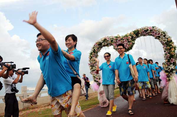 More than 130 loved-up couples commit in Hainan