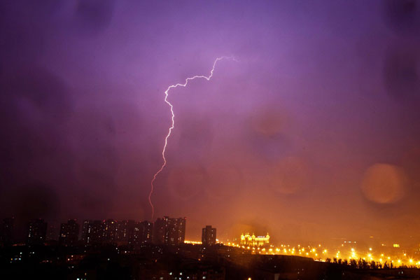 Lightning splits sky in Beijing