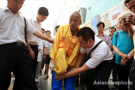 China's Hercules pulls two cars with fingers