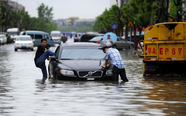 Wuhan wades through heavy rainstorm