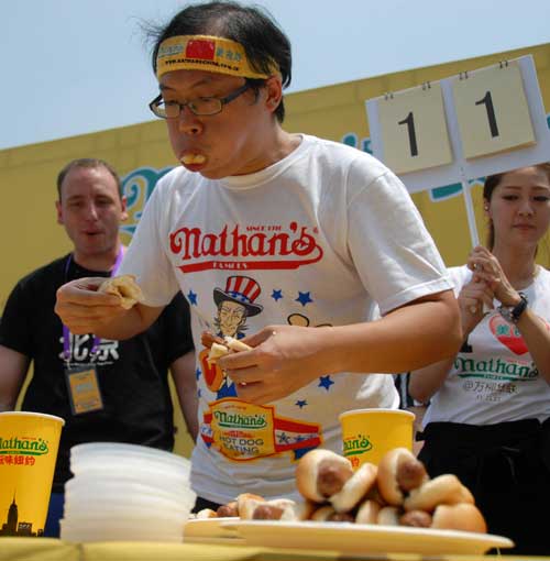 16 hot dogs gobbled down in 10 minutes