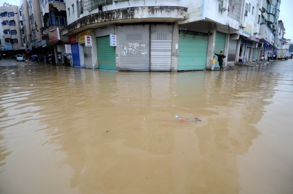 Heavy rain floods roads in Jiangxi