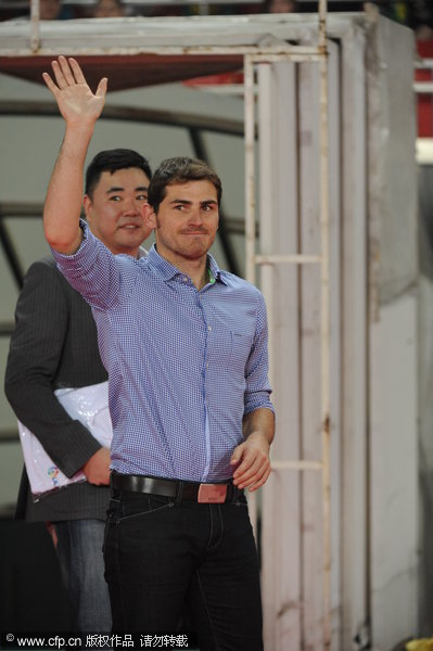 Casillas and girlfriend watch Guo'an game in Beijing