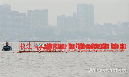 Like Mao in ’66, swimmers cross Yangtze River