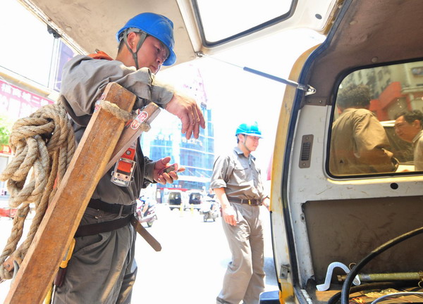 Cable worker gets dirty, becomes Internet star