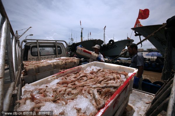 City recalls fishing boats as typhoon nears