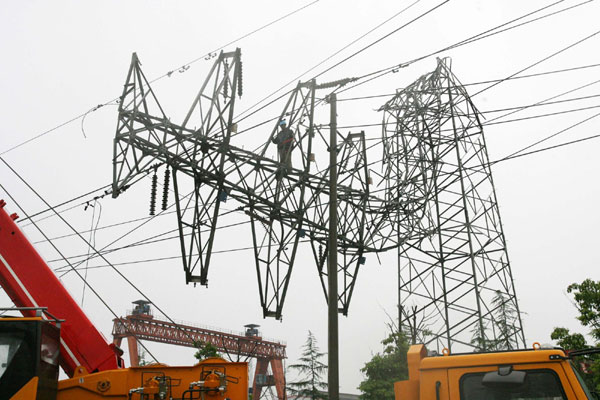 Power pylons blown apart by wind in E China