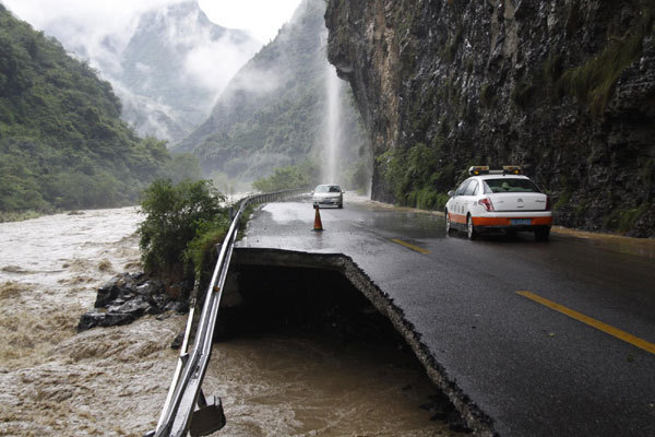 Rain-triggered mudslides trap 100 in C China