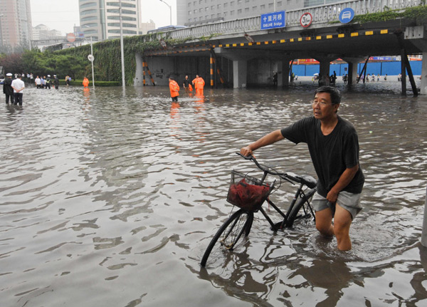 Heavy rain jams up Beijing