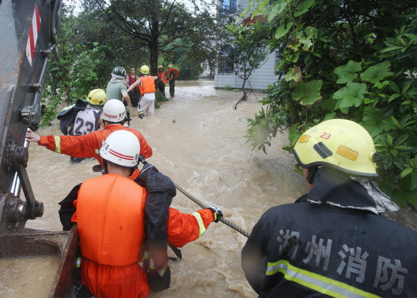 Storm lands in E China, triggering flood