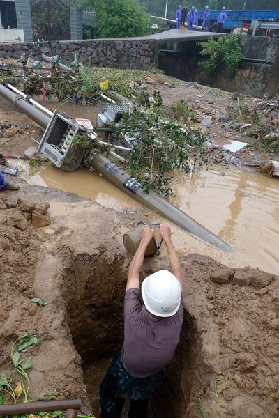 Storm lands in E China, triggering flood