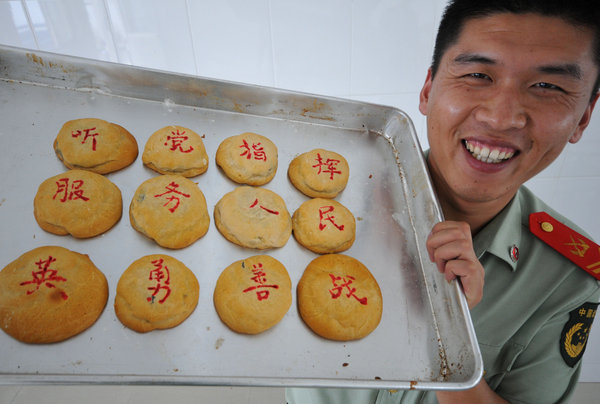 Soldiers prepare homemade mooncakes