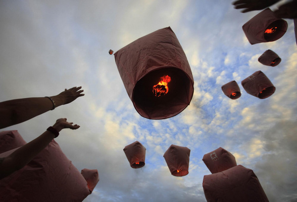 Flying sky lanterns for Mid-Autumn Festival