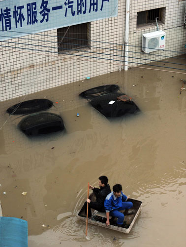 Flood peak sweeps SW China