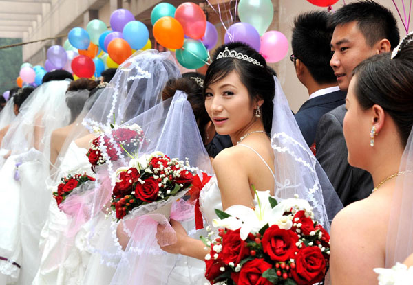 Free group wedding offered in E China