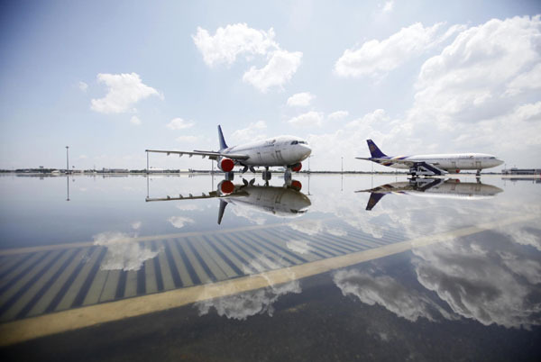 Floodwater reaches Bangkok's airport