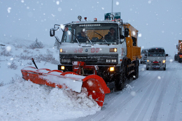 Heavy snow coats NW China's Altay