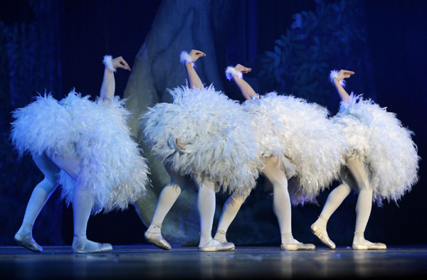 Chinese dancers perform 'Acrobatic Swan Lake'